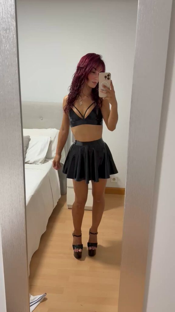 Mistresskaira – I’m hot as fuck and I know you’re looking
