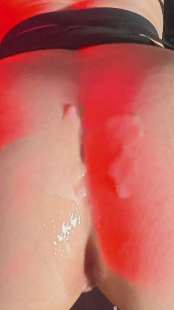 Theglamourbitch – Cum on my ass after getting fucked hard. This dirty hole is ready for more