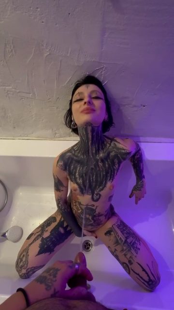 Mossrootflaree – Alt, golden shower, piss