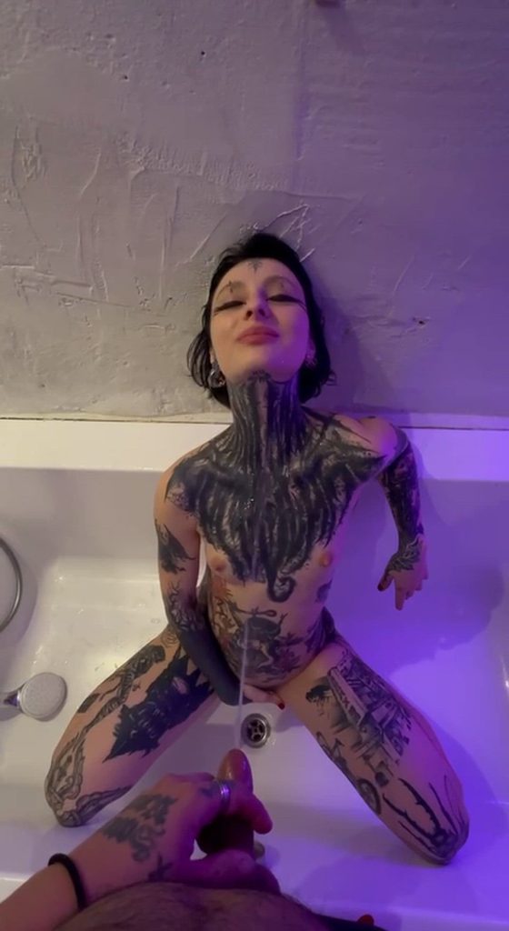 Mossrootflaree – Alt, golden shower, piss